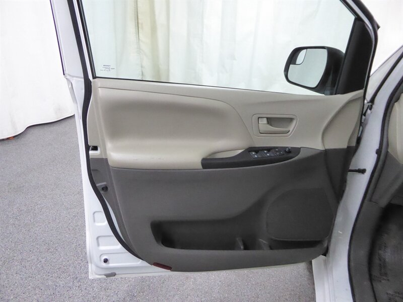 2016 TOYOTA SIENNA - Image 19