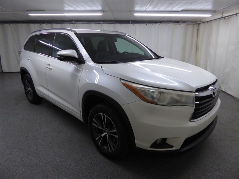 2016 Toyota Highlander XLE - Photo 1 - Downers Grove, IL 60515