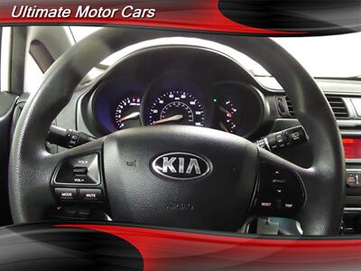 2015 Kia Rio 5-Door LX   - Photo 11 - Downers Grove, IL 60515