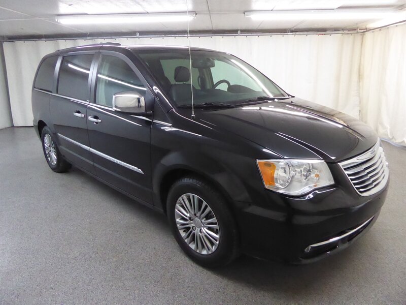 2013 Chrysler Town and Country Touring-L - Photo 1 - Downers Grove, IL 60515
