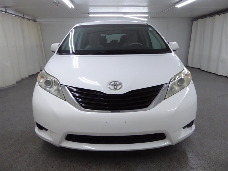 2014 TOYOTA SIENNA - Image 2