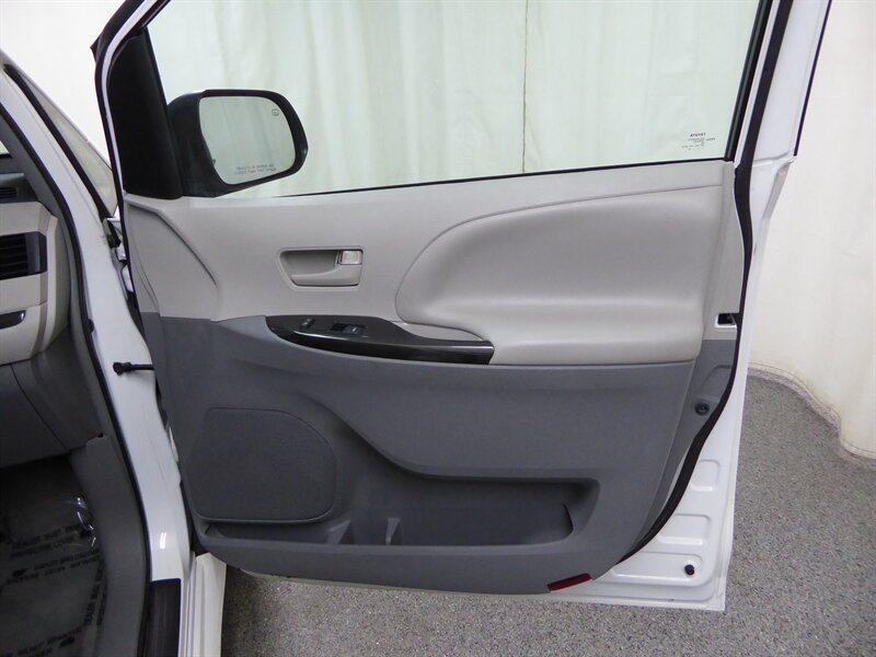 2014 TOYOTA SIENNA - Image 25