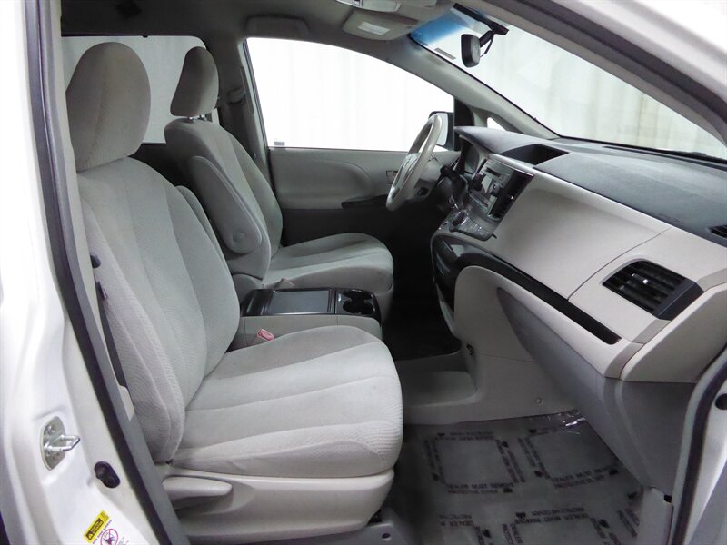2014 TOYOTA SIENNA - Image 24