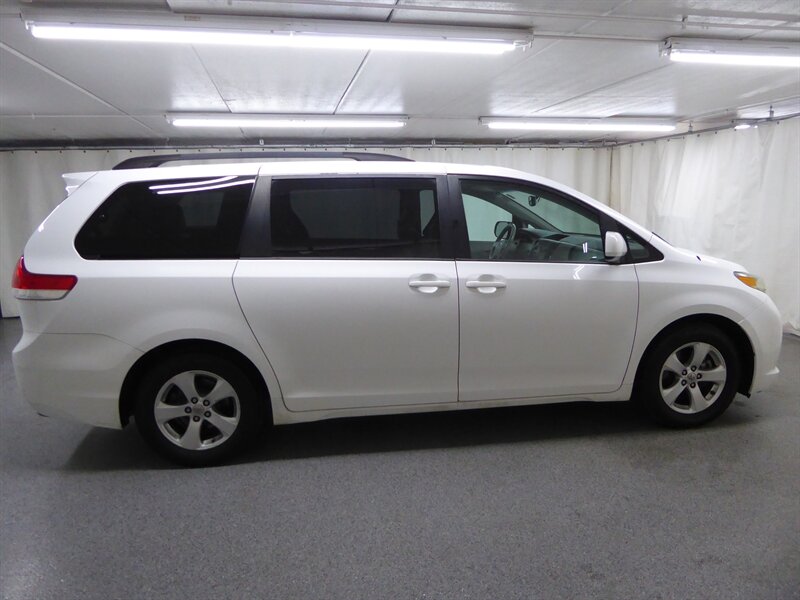2014 TOYOTA SIENNA - Image 8