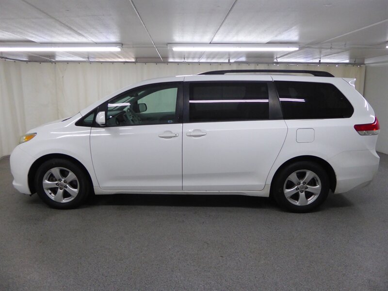 2014 TOYOTA SIENNA - Image 4