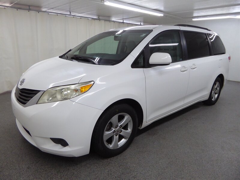 2014 TOYOTA SIENNA - Image 3