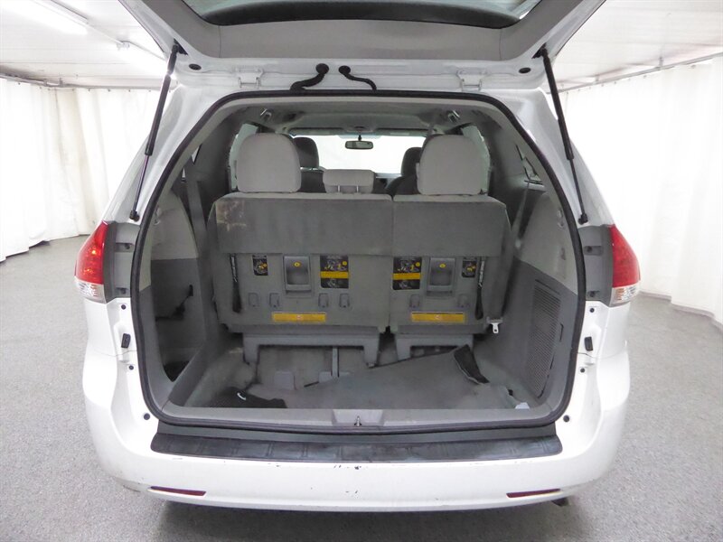 2014 TOYOTA SIENNA - Image 30
