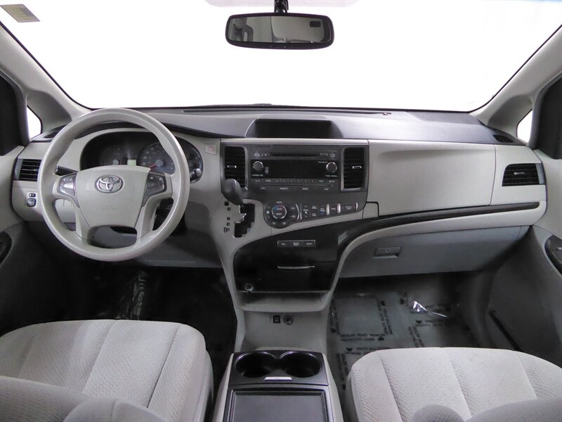 2014 TOYOTA SIENNA - Image 9