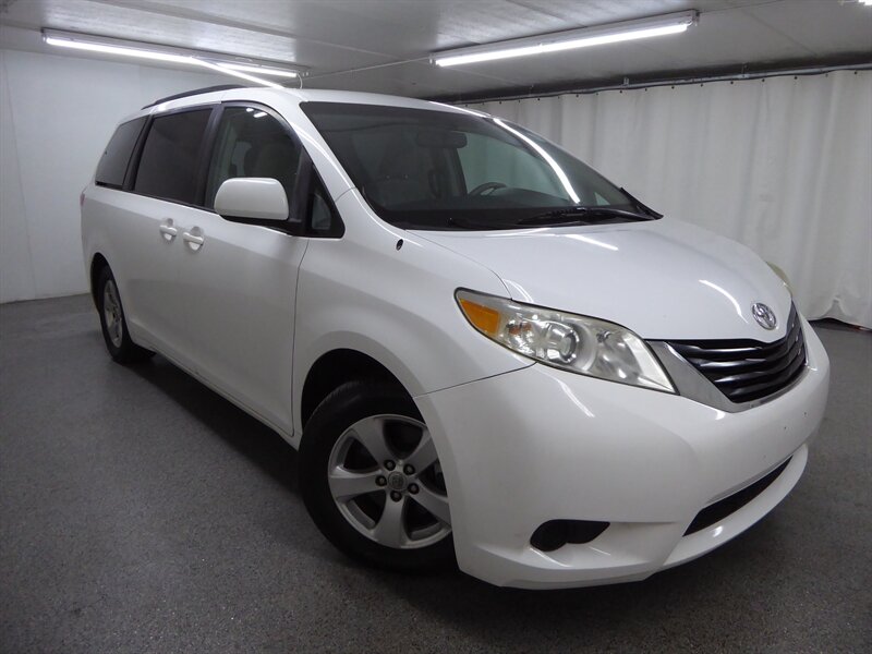 2014 Toyota Sienna LE's photo