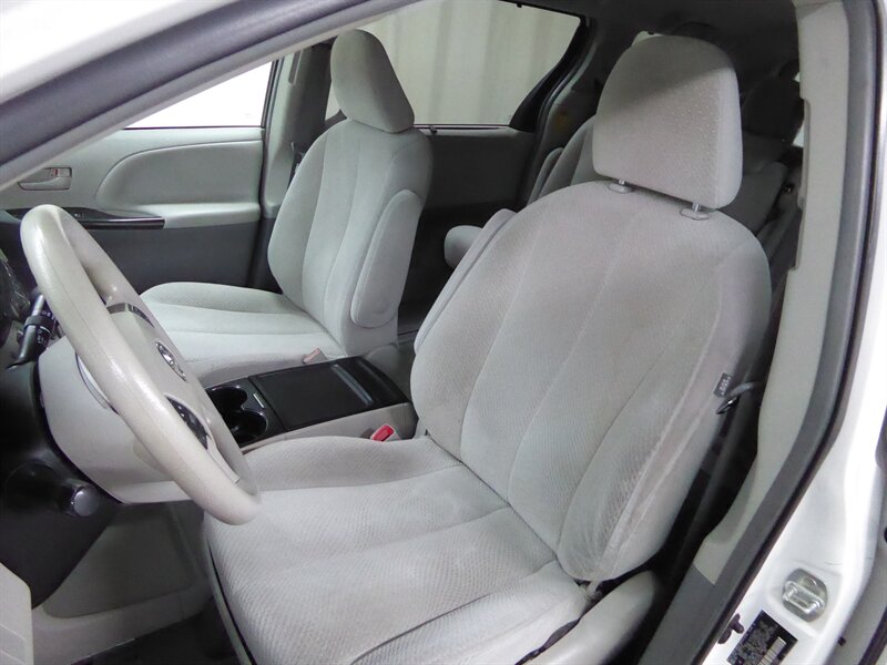 2014 TOYOTA SIENNA - Image 19