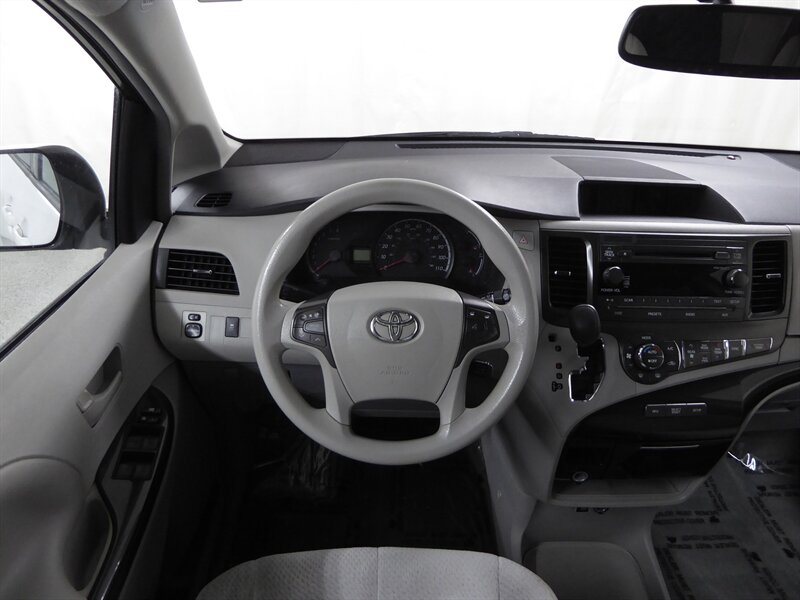 2014 TOYOTA SIENNA - Image 10
