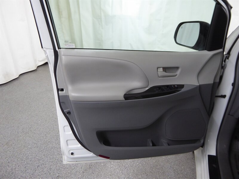 2014 TOYOTA SIENNA - Image 21