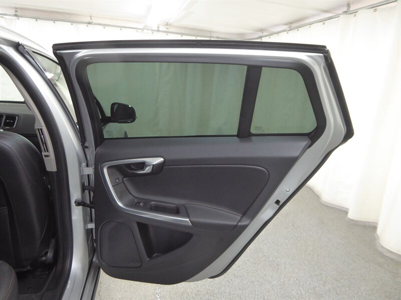 2015 VOLVO V60CC - Image 32