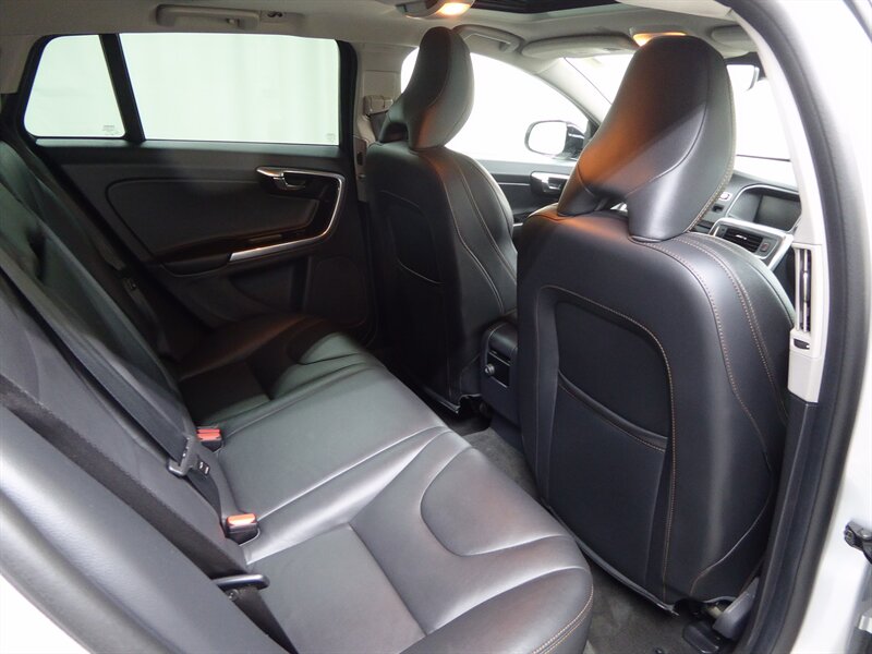 2015 VOLVO V60CC - Image 30