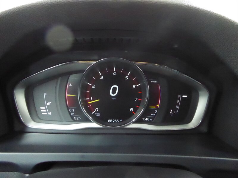 2015 VOLVO V60CC - Image 12