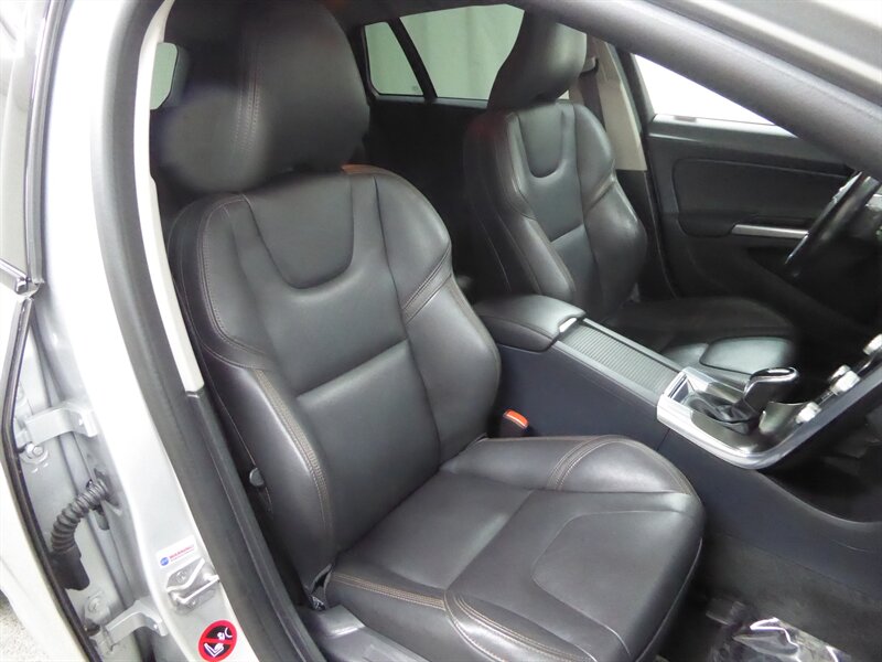 2015 VOLVO V60CC - Image 24