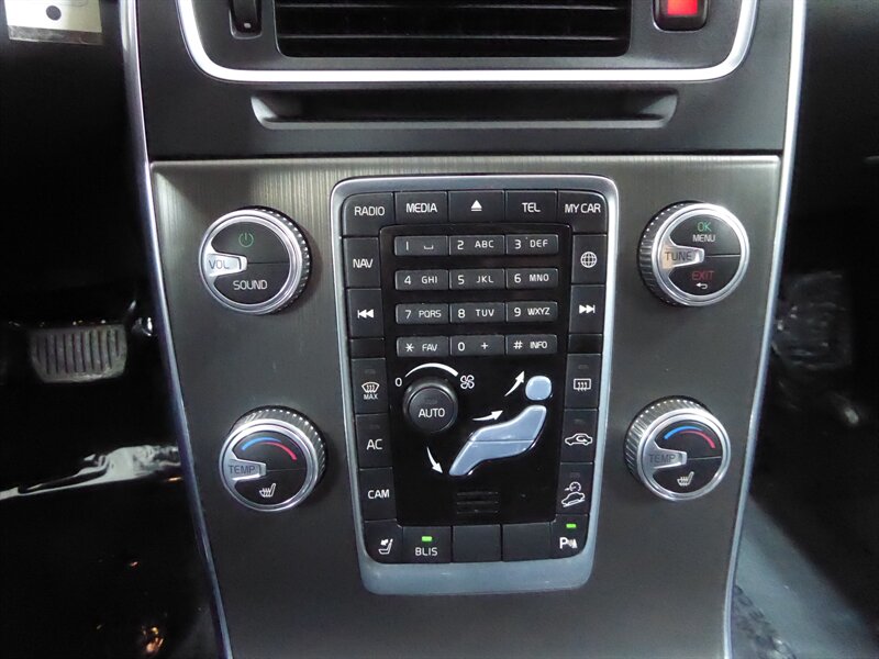 2015 VOLVO V60CC - Image 17