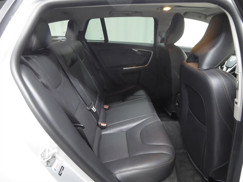 2015 VOLVO V60CC - Image 31