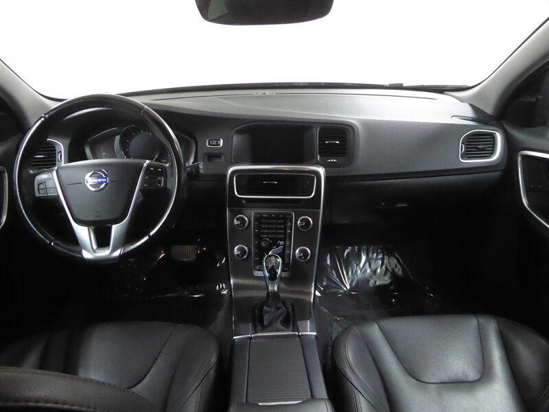 2015 VOLVO V60CC - Image 9