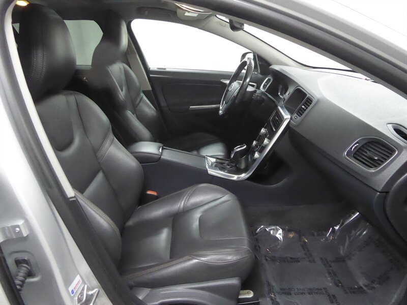 2015 VOLVO V60CC - Image 25