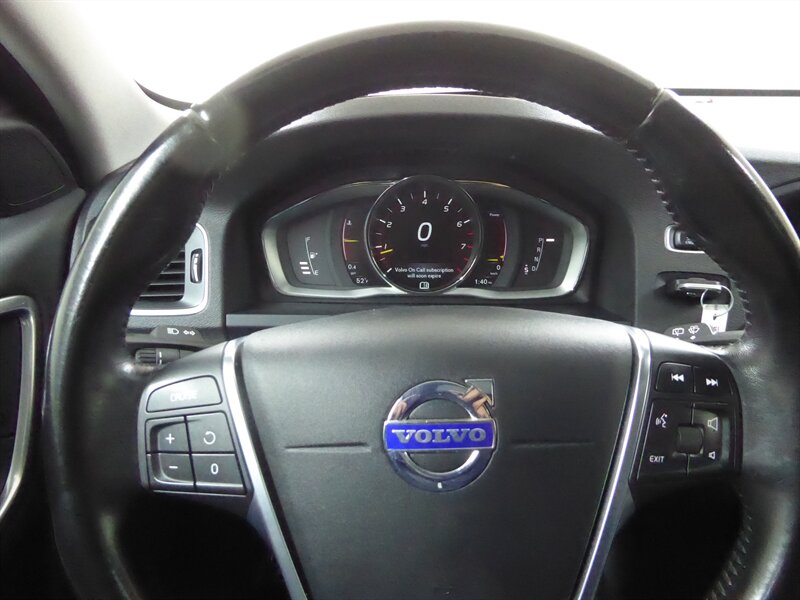 2015 VOLVO V60CC - Image 11
