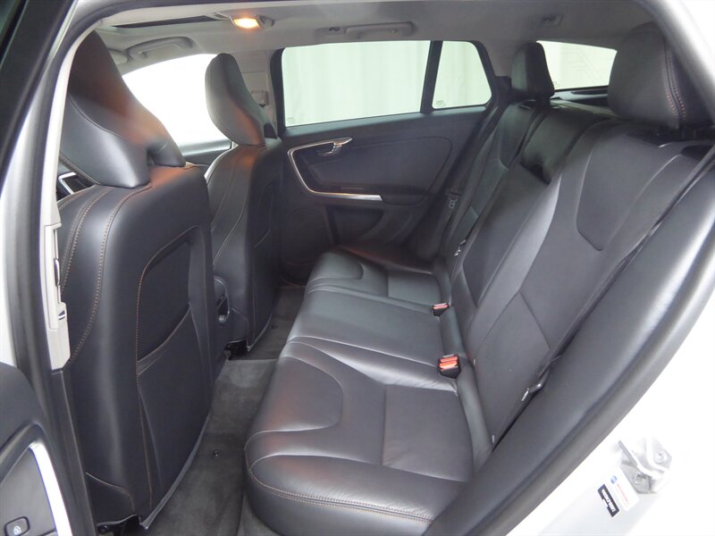 2015 VOLVO V60CC - Image 28