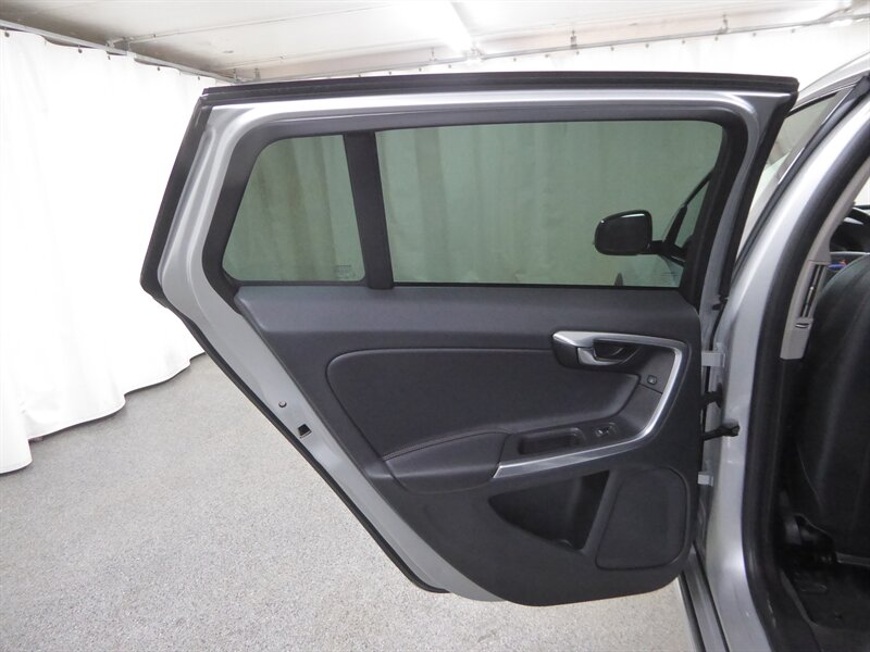 2015 VOLVO V60CC - Image 29