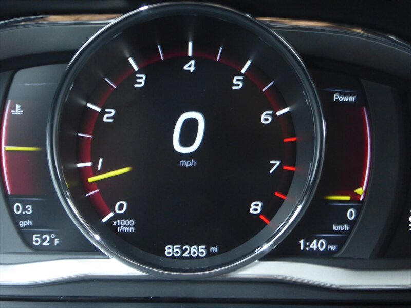 2015 VOLVO V60CC - Image 13