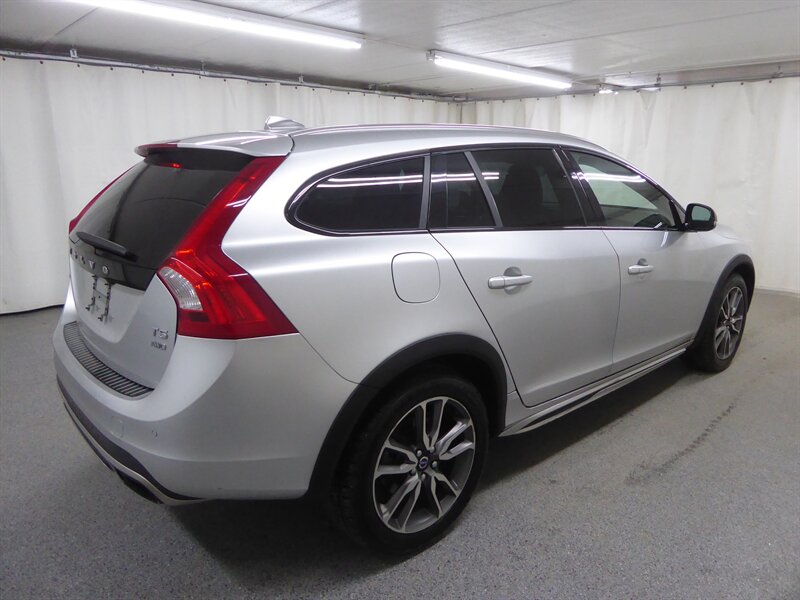 2015 VOLVO V60CC - Image 7