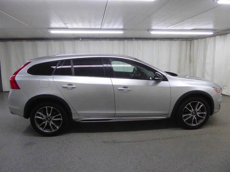 2015 VOLVO V60CC - Image 8