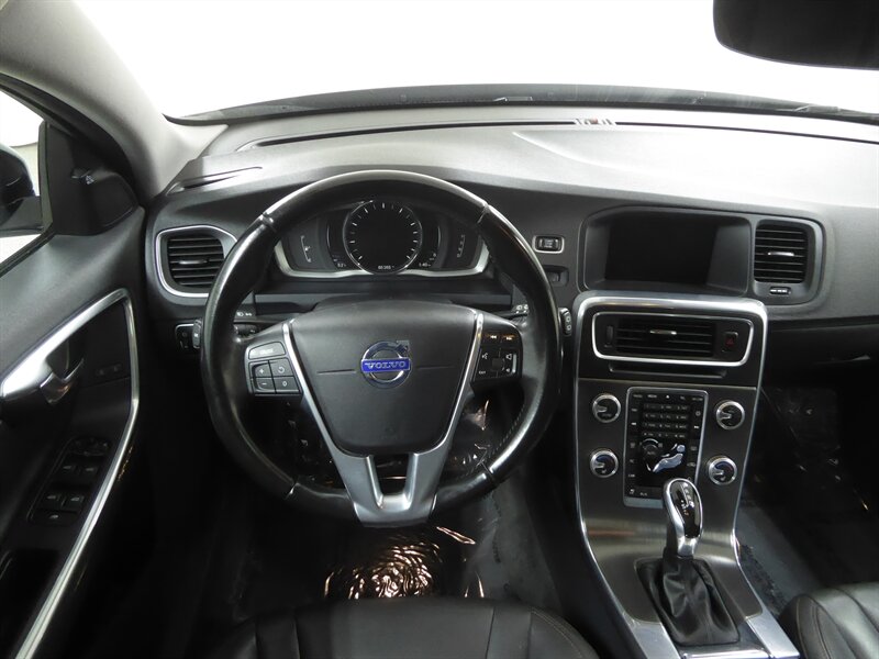 2015 VOLVO V60CC - Image 10