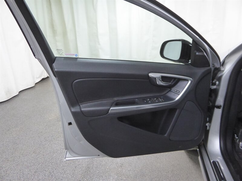 2015 VOLVO V60CC - Image 22