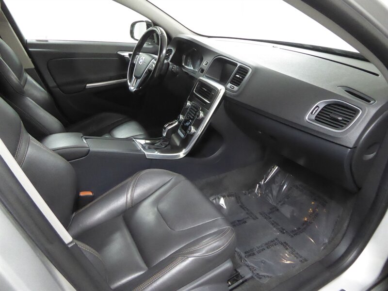 2015 VOLVO V60CC - Image 23