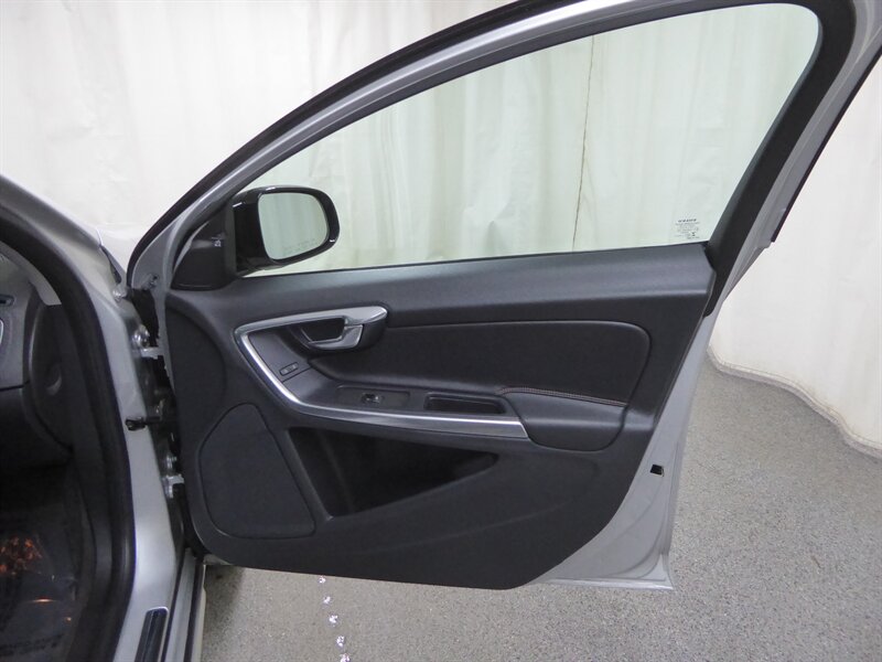 2015 VOLVO V60CC - Image 26