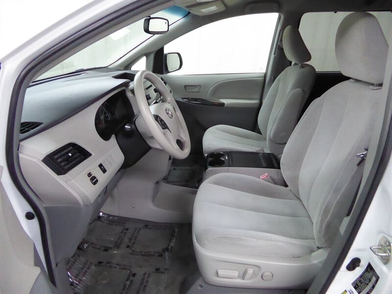 2014 TOYOTA SIENNA - Image 20