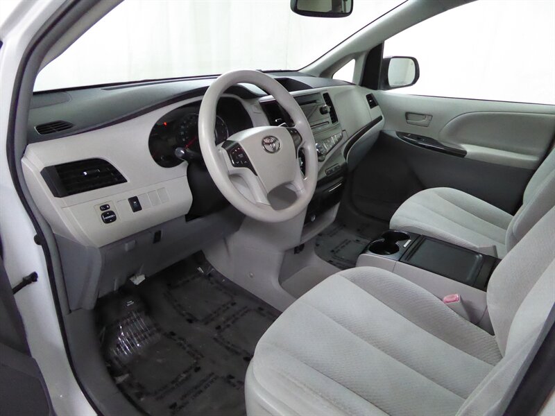 2014 TOYOTA SIENNA - Image 18