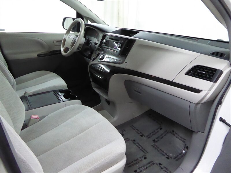 2014 TOYOTA SIENNA - Image 22