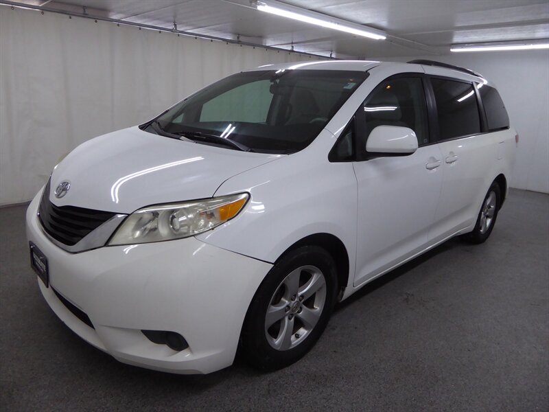 2014 TOYOTA SIENNA - Image 3