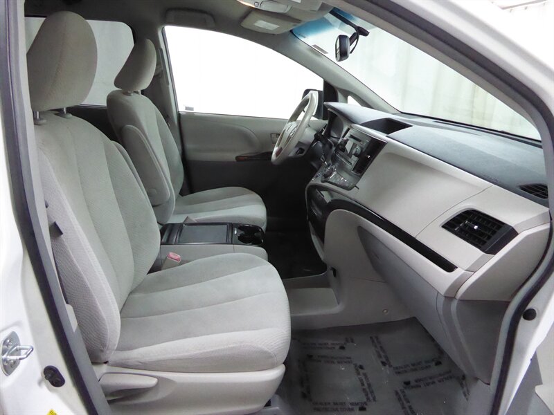 2014 TOYOTA SIENNA - Image 24