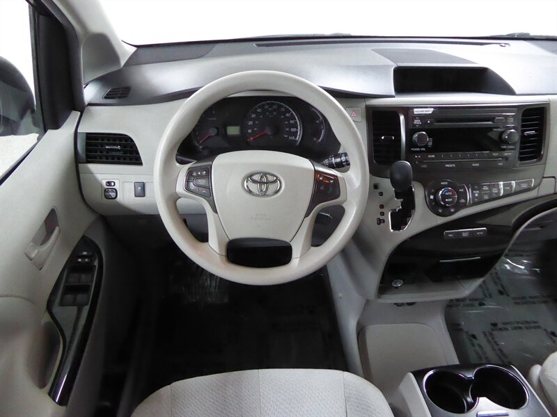 2014 TOYOTA SIENNA - Image 9