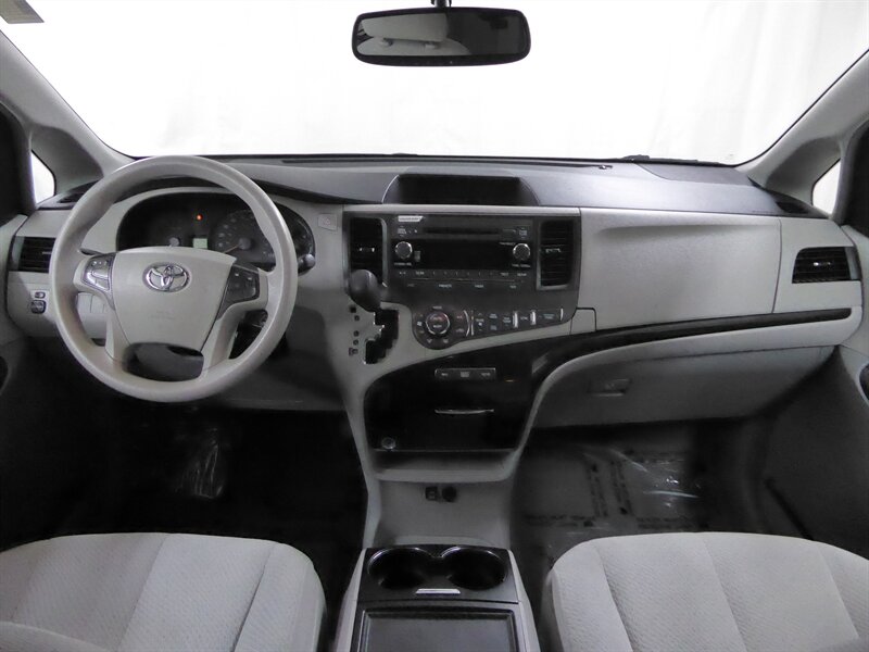 2014 TOYOTA SIENNA - Image 8