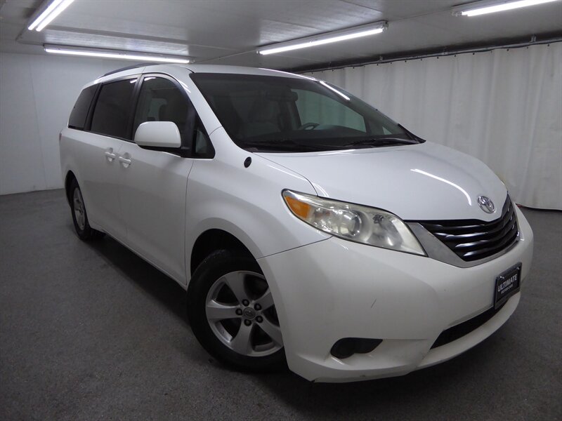 2014 Toyota Sienna LE's photo