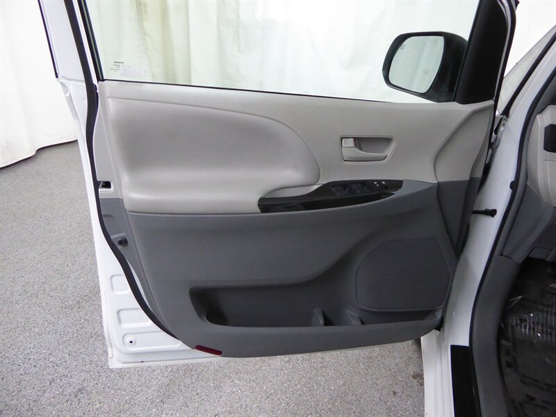 2014 TOYOTA SIENNA - Image 21