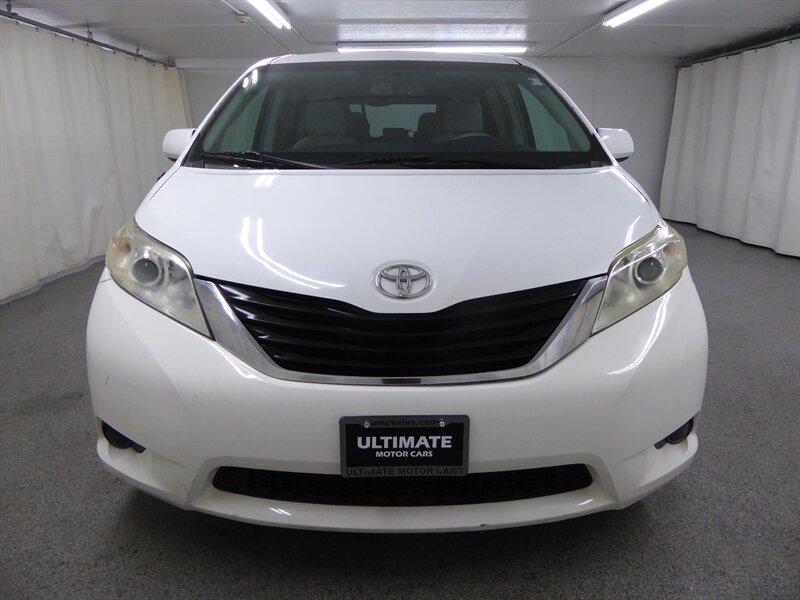 2014 TOYOTA SIENNA - Image 2