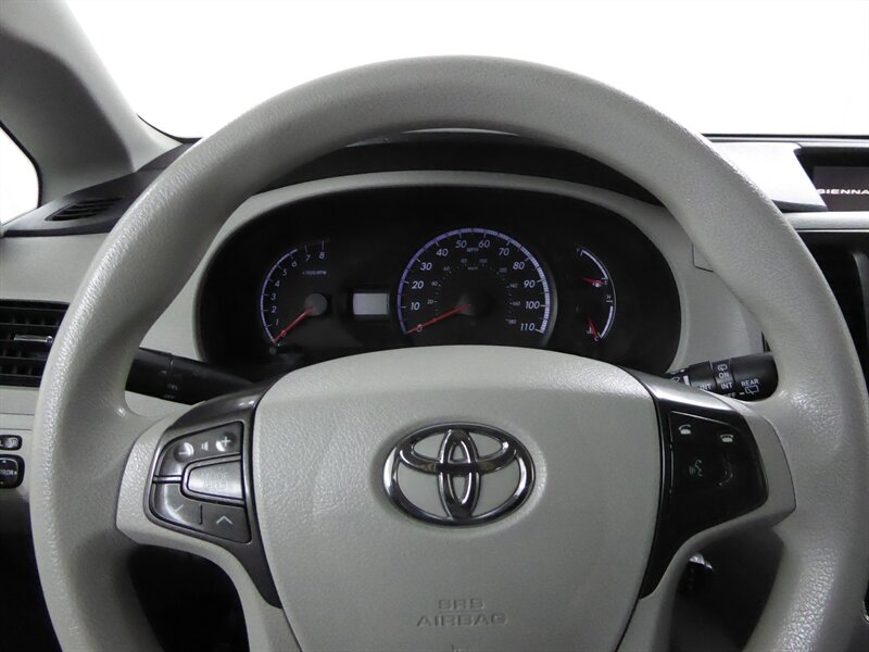 2014 TOYOTA SIENNA - Image 10
