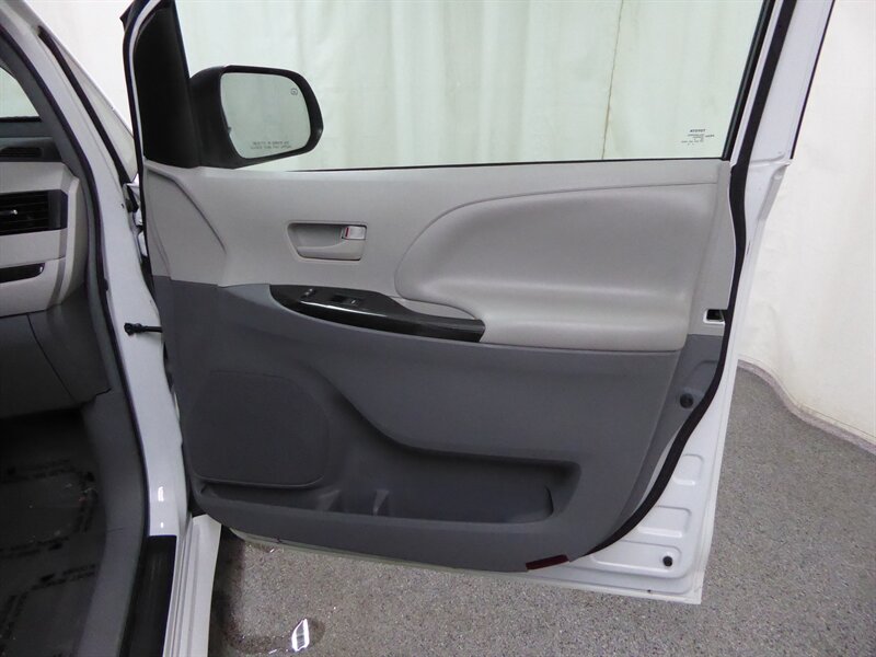 2014 TOYOTA SIENNA - Image 25