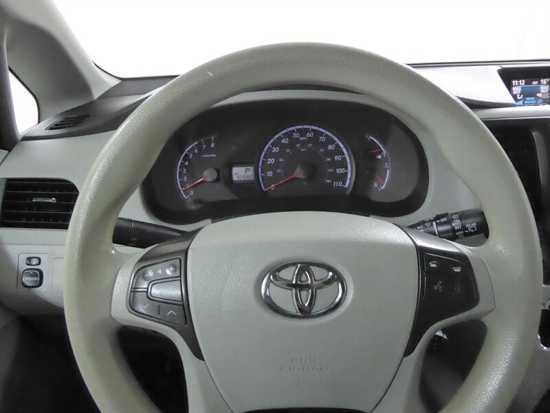 2014 TOYOTA SIENNA - Image 10