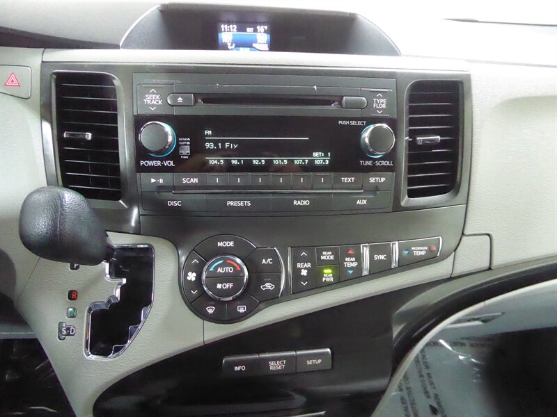 2014 TOYOTA SIENNA - Image 13