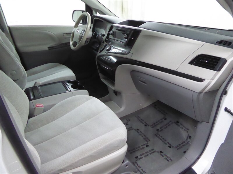 2014 TOYOTA SIENNA - Image 21