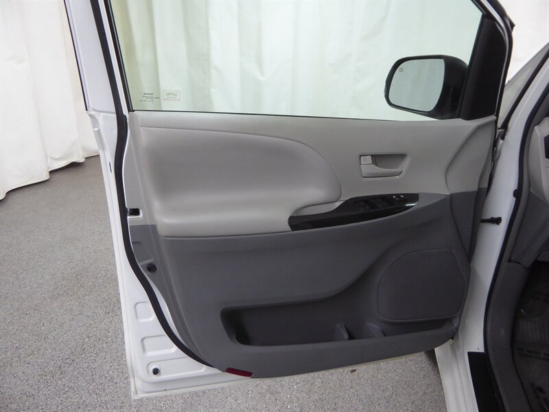 2014 TOYOTA SIENNA - Image 20